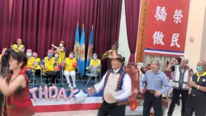 ▲副主委吳志揚也與住民長輩,隨著輕快的曲目、踩著節拍跳起屬於岡山榮家的豐年祭舞曲,共同為岡榮65送上祝福,祝福岡山榮家65周年生日快樂!(圖/記者郭凱杰翻攝,2024.06.26) ▲副主委吳志揚也與住民長輩,隨著輕快的曲目、踩著節拍跳起屬於岡山榮家的豐年祭舞曲,共同為岡榮65送上祝福,祝福岡山榮家65周年生日快樂!(圖/記者郭凱杰翻攝,2024.06.26)