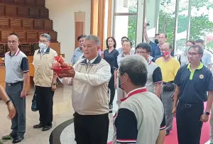▲副主委吳志揚率投資事業機構董事、軍方代表及本家組(室)主管、、離退同仁及住民代表至榮靈祠,共同祭拜前輩英靈並感謝對於榮家的庇佑。(圖/記者郭凱杰翻攝,2024.06.26) ▲副主委吳志揚率投資事業機構董事、軍方代表及本家組(室)主管、、離退同仁及住民代表至榮靈祠,共同祭拜前輩英靈並感謝對於榮家的庇佑。(圖/記者郭凱杰翻攝,2024.06.26)