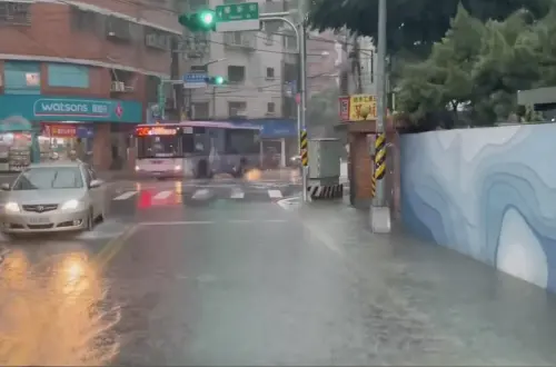 午後豪雨來襲！新北「中和區華新街」整條路淹水　馬路變河畫面曝
