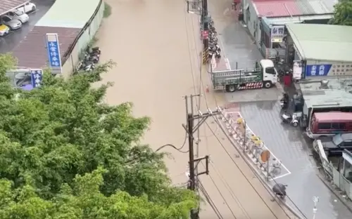 午後雷雨襲新北！土城區永豐路「整條變河流」　一片土黃色畫面曝
