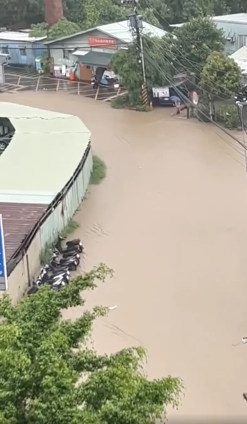▲新北市土城區永豐路整條馬路已經被黃泥積水覆蓋，如同一條流動的土黃色河川，過程中還有機車與貨車小心翼翼地行駛。（圖／翻攝自臉書社團「爆料公社」）