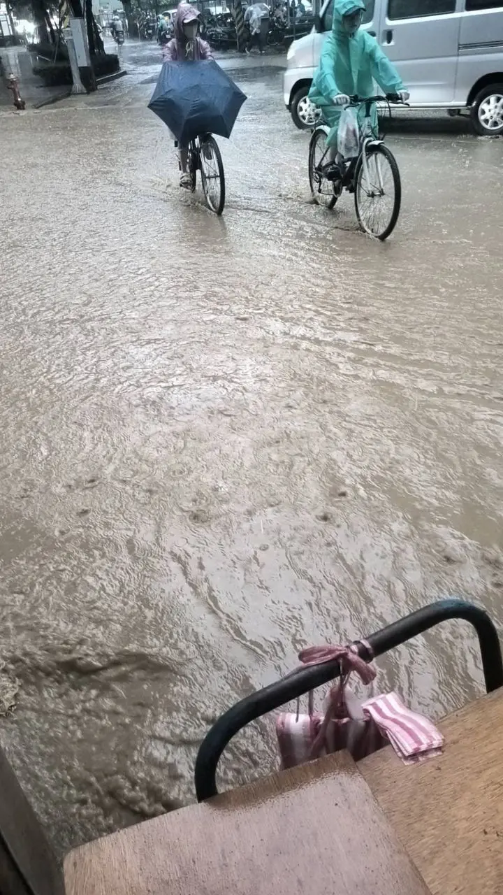 ▲一名土城網友指出，永豐路上週才淹水，這次又更嚴重，除了提醒用路人小心，也呼籲相關單位儘速處理。（圖／翻攝自臉書社團「我是土城人」）