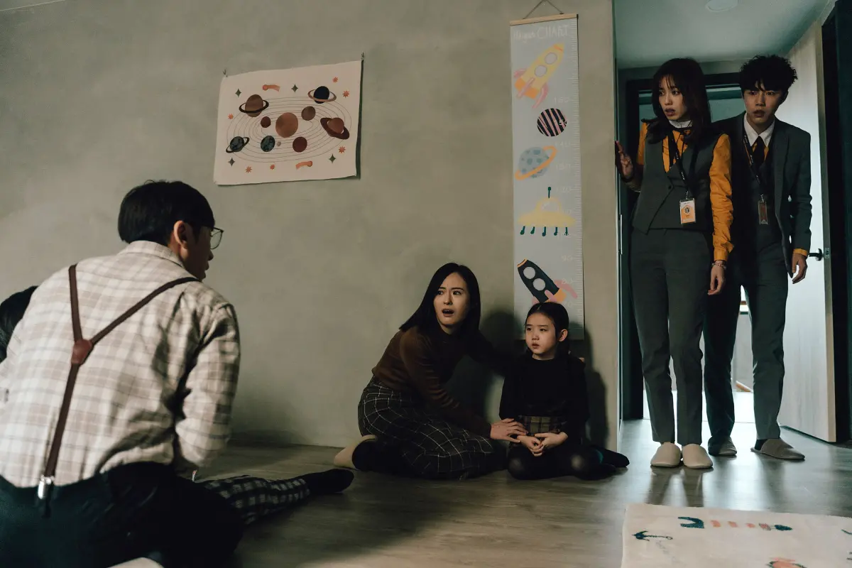 ▲李國毅在《幸福房屋事件簿》飾演買到凶宅的屋主，孩子說看到女鬼嚇昏送醫。（圖／逆光電影股份有限公司提供）