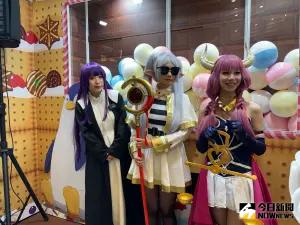 「翻轉動漫祭」中友開展 16大超擬真場景好拍又好玩 ▲近30位Coser,分別扮成《葬送的芙莉蓮》等動漫熱門主角,成為吸睛焦點。(圖/記者金武鳳攝,2024.6.28)