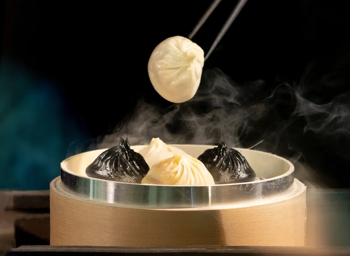 ▲饗 A Joy」台灣寫給世界的一封情書，展演的不僅僅是一場品味盛宴，更是一次對料理的文化探索，將台灣風靡全球的小籠湯包文化賦予嶄新樣貌。（圖／品牌提供）