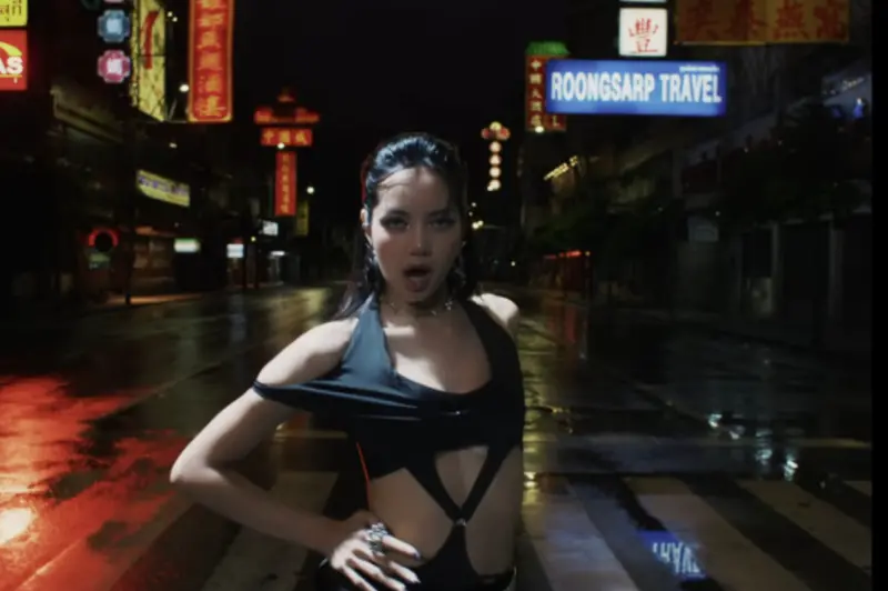 ▲Lisa最新單曲《Rockstar》選擇在泰國拍攝MV。（圖／翻攝自Youtube）