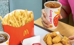 比手掌還大的薯條紙盒,塞滿滿金黃酥脆的炸薯條。(圖/翻攝自官網) ▲比手掌還大的薯條紙盒,塞滿滿金黃酥脆的炸薯條。(圖/翻攝自官網)