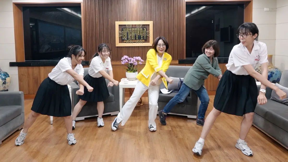 ▲高雄女中熱舞社同學現場傳授一段Locking舞蹈，康裕成「身體力行」以「熱舞」支持南區高中職聯合舞展。（圖／高雄市議會提供）