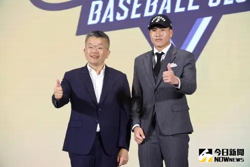 ▲平鎮高中外野手許庭綸在首輪第3順位被中信兄弟指名,成為本次選秀會探花,也是旅外選手張育成、吳念庭後,第1位被選上的應屆畢業生。(圖/記者陳明中攝) ▲平鎮高中外野手許庭綸在首輪第3順位被中信兄弟指名,成為本次選秀會探花,也是旅外選手張育成、吳念庭後,第1位被選上的應屆畢業生。(圖/記者陳明中攝)