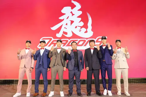 ▲味全龍總教練葉君璋表示,本次球團選秀是以野手為主要補強重點,並透露內心遺珠是在第2輪第1順位遭到富邦悍將指名的投手張奕。(圖/中職提供) ▲味全龍總教練葉君璋表示,本次球團選秀是以野手為主要補強重點,並透露內心遺珠是在第2輪第1順位遭到富邦悍將指名的投手張奕。(圖/中職提供)