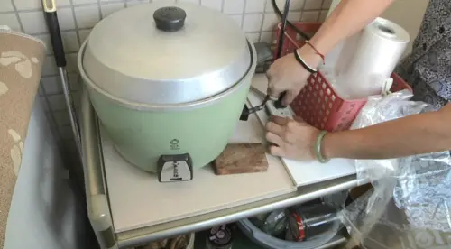 ▲蒸完食物後要記得拔插頭，才能避免蒸煮食物方便的電鍋變成吃電怪獸。（圖／家庭消費中心攝）