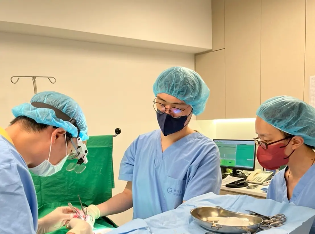 ▲醫師觀察發現，近年來暑假許多父子會相伴一起到泌尿科解決「鳥」事，爸爸結紮、兒子割包皮，人數增加約3成。（圖／顧家醫療泌尿科診所提供）