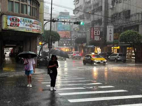 快訊／凱米颱風逼近中！高雄市2區淹水警戒　阿蓮時雨量破65毫米
