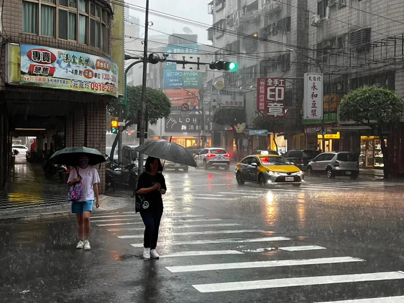▲中央氣象署今（29）日17時51分針對宜蘭縣、花蓮縣發布「大雷雨即時訊息」。（圖／記者張勵德攝）