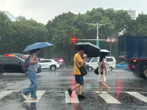 ▲近日午後雷陣雨頻繁，囤房稅2.0 7月1日上路，大戶房東、建商心理也是狂風暴雨，不過庶民如你我有福了，559億退稅月底將直接入帳。（圖／記者徐銘穗攝）