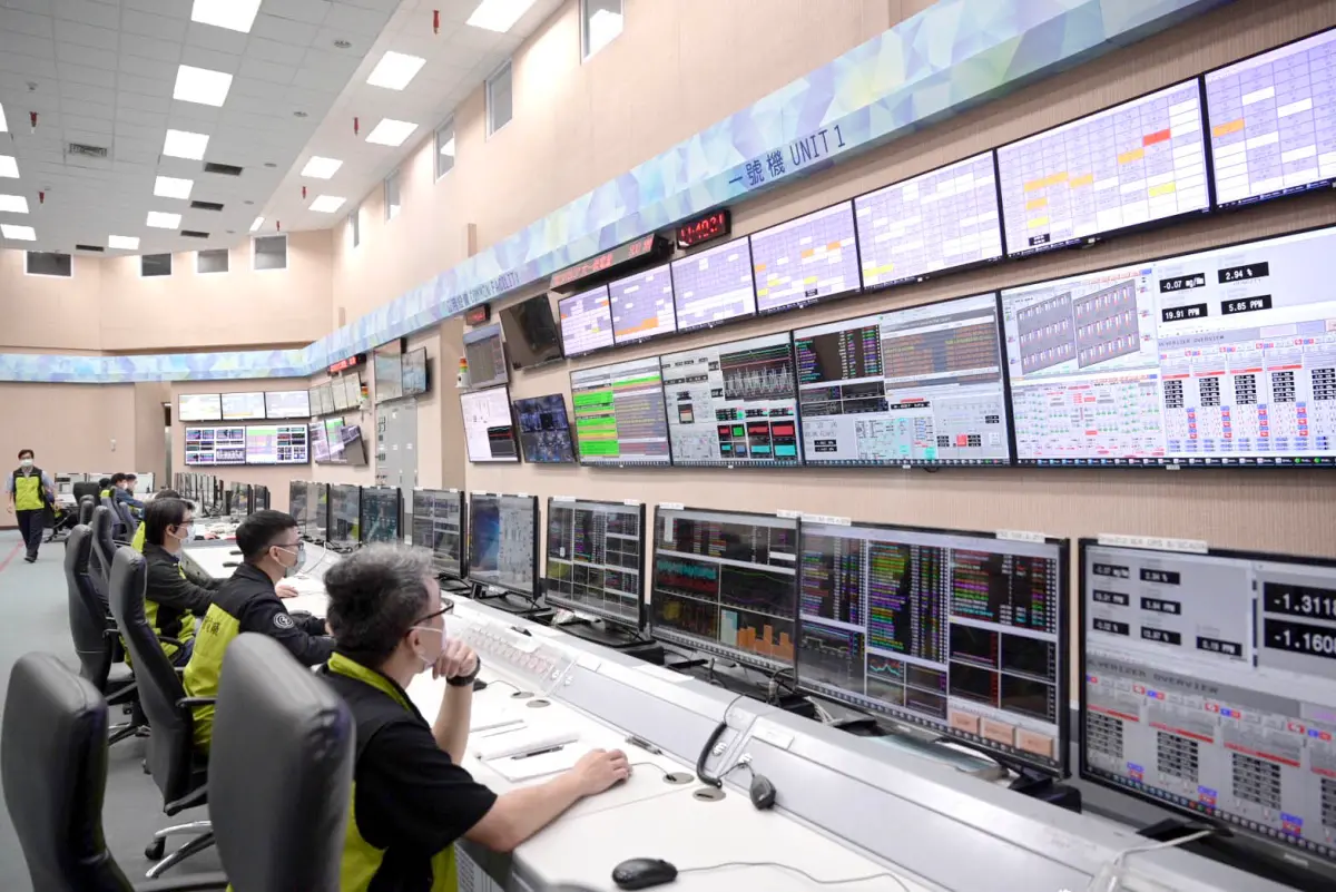 ▲台電自1974年起於大林電廠陸續打造水、火力發電機組模擬操作中心，以模擬器實戰演練。（圖／台電提供）