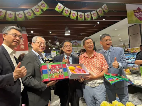 黃偉哲快閃行銷　台南芒果首次在大馬超市亮相
