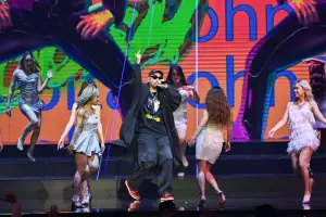 ▲MC HotDog熱狗在演唱歌曲時,麥克風疑似出了狀況,導致他的演出被迫中斷。(圖/台視提供) ▲MC HotDog熱狗在演唱歌曲時,麥克風疑似出了狀況,導致他的演出被迫中斷。(圖/台視提供)