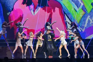 ▲MC HotDog熱狗在演唱歌曲時,麥克風疑似出了狀況,導致他的演出被迫中斷。(圖/台視提供) ▲MC HotDog熱狗在演唱歌曲時,麥克風疑似出了狀況,導致他的演出被迫中斷。(圖/台視提供)