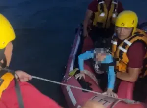 竹圍漁港1家3口遭浪襲！大浪捲走漂流80公尺遠　義消駕漁船救人
