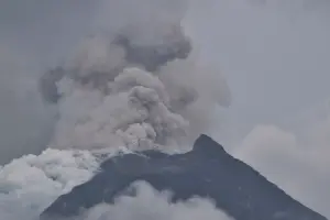 印尼佛羅雷斯島火山一天兩次爆發　噴900公尺灰雲
