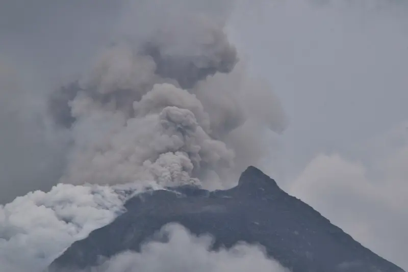 ▲位於印尼東部佛羅雷斯島上的勒沃托比拉基拉基火山29日兩度噴發，濃濃火山灰雲直衝天際。資料照。（圖／美聯社／達志影像）