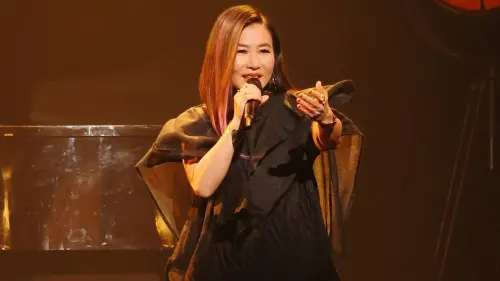 順子23年前國慶大災難！忘詞看小抄、走音　跪地又哭又笑全台看傻