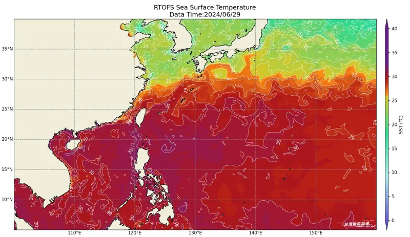 ▲近日台灣周遭海域的溫度都比往年平均更高，台灣海峽更是達到攝氏30度。（圖／「台灣颱風論壇｜天氣特急」臉書）