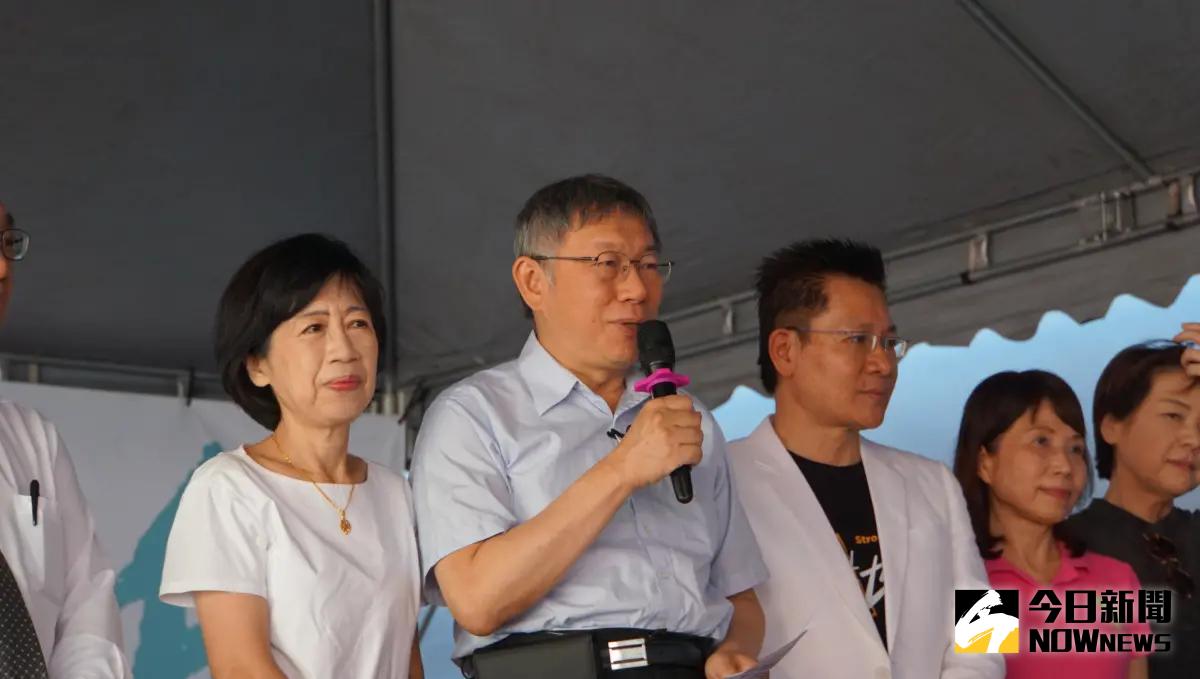 ▲民眾黨主席柯文哲（中）陷政治獻金假帳爭議，妻子陳佩琪又被爆看1.2億豪宅，導致民眾黨聲勢大跌。（圖／記者呂炯昌攝）