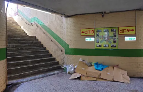 獨行女怕怕!像恐怖片的神祕空間 中市議員籲全面評估地下道存廢 ▲台中市大部份地下道使用率低,且長期被遊民佔用,女性行人不敢一個人走。(圖/陳俞融提供,2024.06.30)