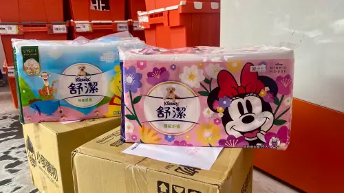 ▲蝦皮購物推廣官方賣場,祭出5折優惠券,原先99元的舒潔迪士尼款衛生紙,整串49元就能入手。(圖/記者黃韻文攝) ▲蝦皮購物推廣官方賣場,祭出5折優惠券,原先99元的舒潔迪士尼款衛生紙,整串49元就能入手。(圖/記者黃韻文攝)