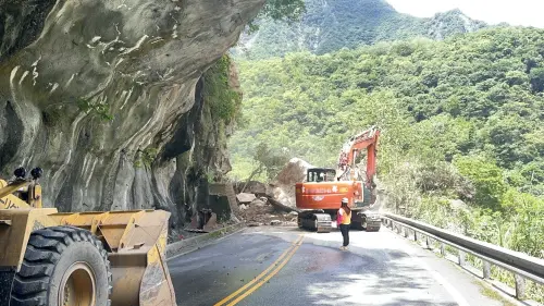 ▲台8線中橫公路178k布洛灣路段今（30）日上午坍方巨石阻斷道路，預計17時搶通。（圖／公路局）