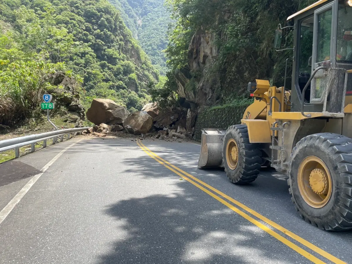 ▲台8線中橫公路178k布洛灣路段今（30）日上午坍方巨石阻斷道路，預計17時搶通。（圖／公路局）