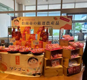 ▲台南芒果販售專區就設在超市入口處非常顯眼。(圖／台南市政府提供)