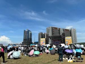 零售業台積電「第一大天地」動土 拼2026年底完工營運 ▲零售業台積電「第一大天地」動土,同步舉辦好日音樂野餐市集活動,吸引上萬民眾參與分享喜悅。(圖/記者金武鳳攝,2024.6.30)
