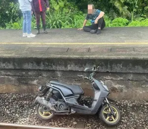 台鐵暖暖車站傳事故！機車不明原因闖入軌道　下秒遭新自強號撞飛
