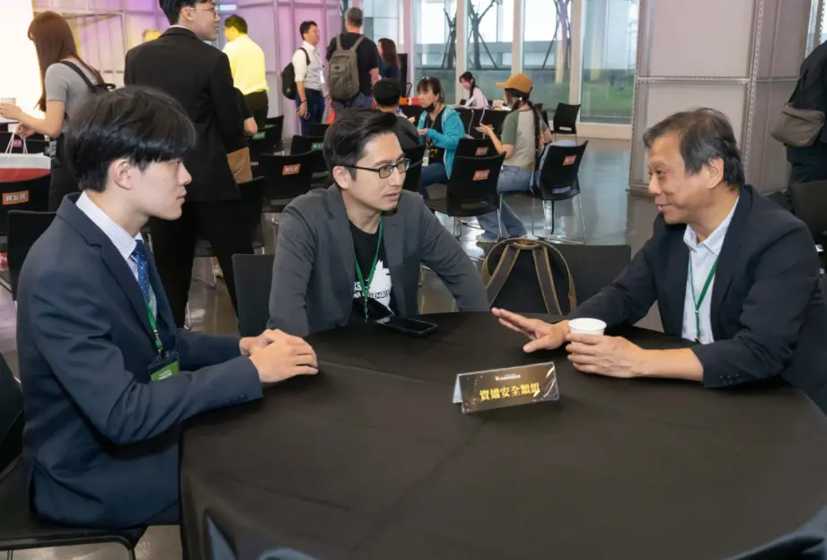 ▲鴻海研究院執行長李維斌與得主及其指導教授進行產學交流。（圖／鴻海教育基金會）