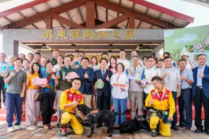 屏東縣動物之家揭牌 賴清德認養截肢流浪犬