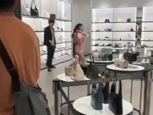 ▲一名長髮泰籍女子今天突然在101小CK店內抓狂打人。(圖/翻攝畫面) ▲一名長髮泰籍女子今天突然在101小CK店內抓狂打人。(圖/翻攝畫面)