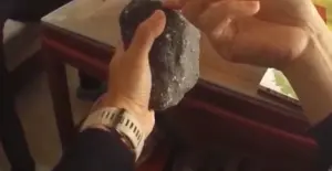 ▲浙江當地的地質博物館請專家鑑定後發現其實都只是普通石頭。（圖／翻攝微博）