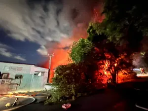 ▲新北市五股區民義路一段上的連棟鐵皮工廠晚間發生火警。（圖／翻攝畫面）