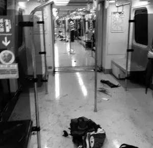 2014年5月21日,鄭捷於台北捷運車廂犯下隨機殺人事件,共造成4人死亡、24人受傷,車廂內從天花板到地板,到處都是噴濺的血跡。(圖/NOWnews資料照) ▲2014年5月21日,鄭捷於台北捷運車廂犯下隨機殺人事件,共造成4人死亡、24人受傷,車廂內從天花板到地板,到處都是噴濺的血跡。(圖/NOWnews資料照)
