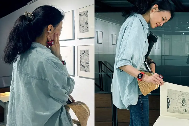 ▲48歲舒淇現身台北藝廊看畫展，她綁著馬尾配上接近素顏的淡妝，讓人看不出是國際影后。（圖／舒淇IG）