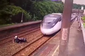 基隆暖暖火車站事故！男騎機車闖月台「摔入鐵軌」　驚險瞬間曝光
