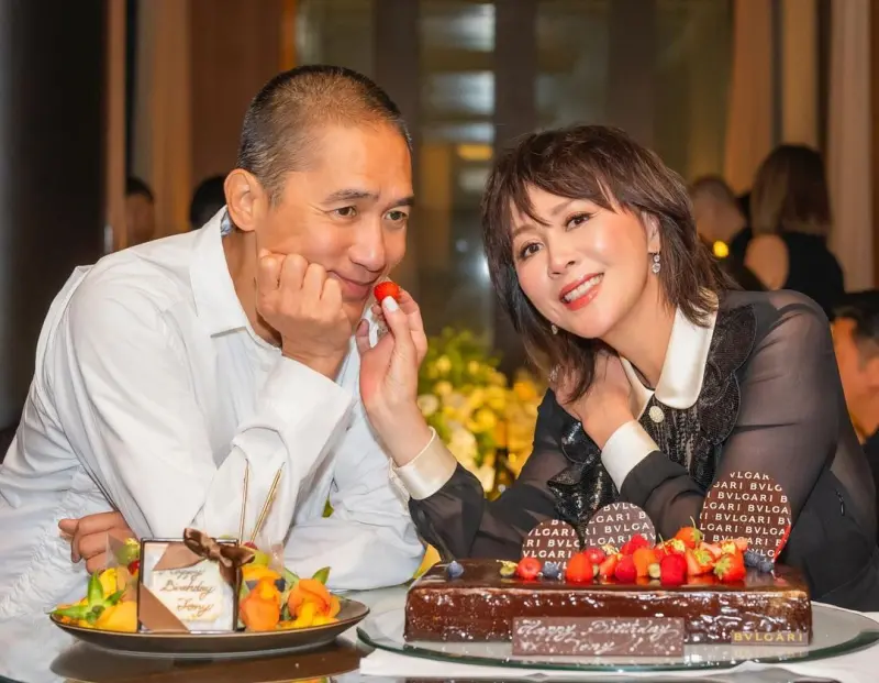 ▲梁朝偉（左）62歲生日宴會上，被愛妻劉嘉玲「親餵草莓」狂放閃。（圖／劉嘉玲Instagram）