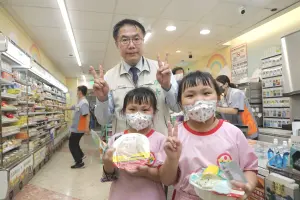 ▲為建構完整社會福利服務照顧體系,今年暑假已有732位國中小學生,可持數位票卡兌換餐食,以提升弱勢兒少兌換餐食之便利性。(圖/台南市政府提供) ▲為建構完整社會福利服務照顧體系,今年暑假已有732位國中小學生,可持數位票卡兌換餐食,以提升弱勢兒少兌換餐食之便利性。(圖/台南市政府提供)