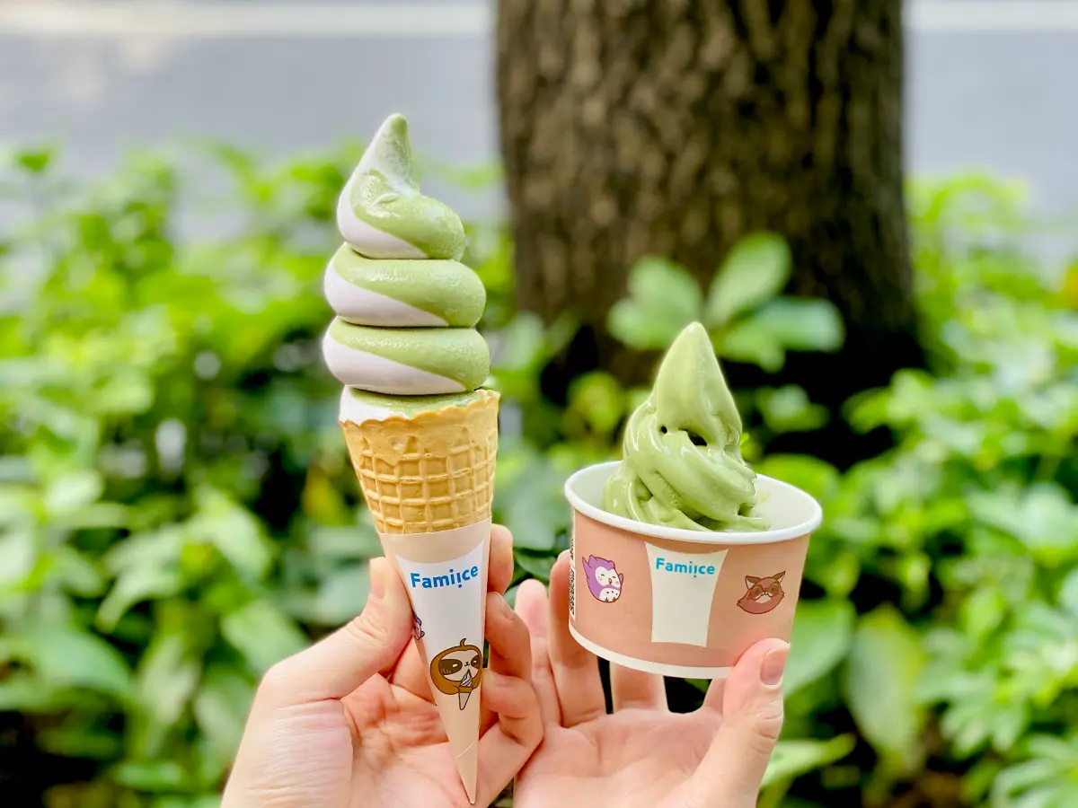 ▲全家今晚7時11分起連3天，慶祝「隨買跨店取」周年慶即將登場，推出Fami!ce霜淇淋買2送2，還有氣泡水、雪酪冰棒、牛奶雪糕通通買一送一。（圖／記者蕭涵云攝）