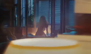 ▲謝欣穎大秀性感裸背,與林柏宏在《愛的噩夢》片中上演激情床戲。(圖/華映 YouTube) ▲謝欣穎大秀性感裸背,與林柏宏在《愛的噩夢》片中上演激情床戲。(圖/華映 YouTube)