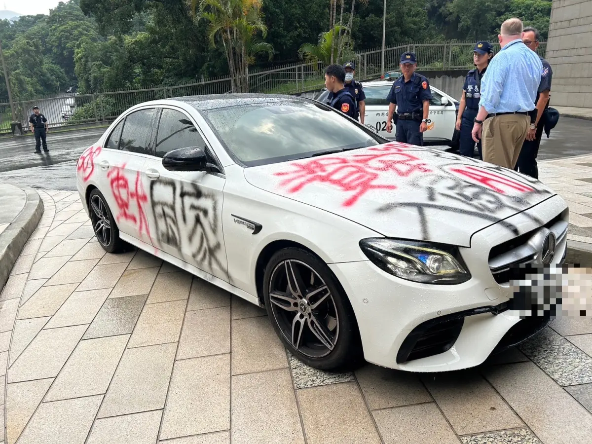 ▲杜男今（1）日下午3時許駕駛一部賓士衝撞總統府前花台遭逮捕。（圖／翻攝畫面）