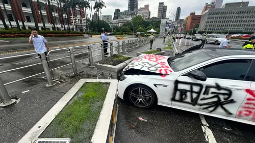 ▲民眾駕駛賓士轎車衝撞總統府，當場遭警方逮捕。（圖／總統府提供）